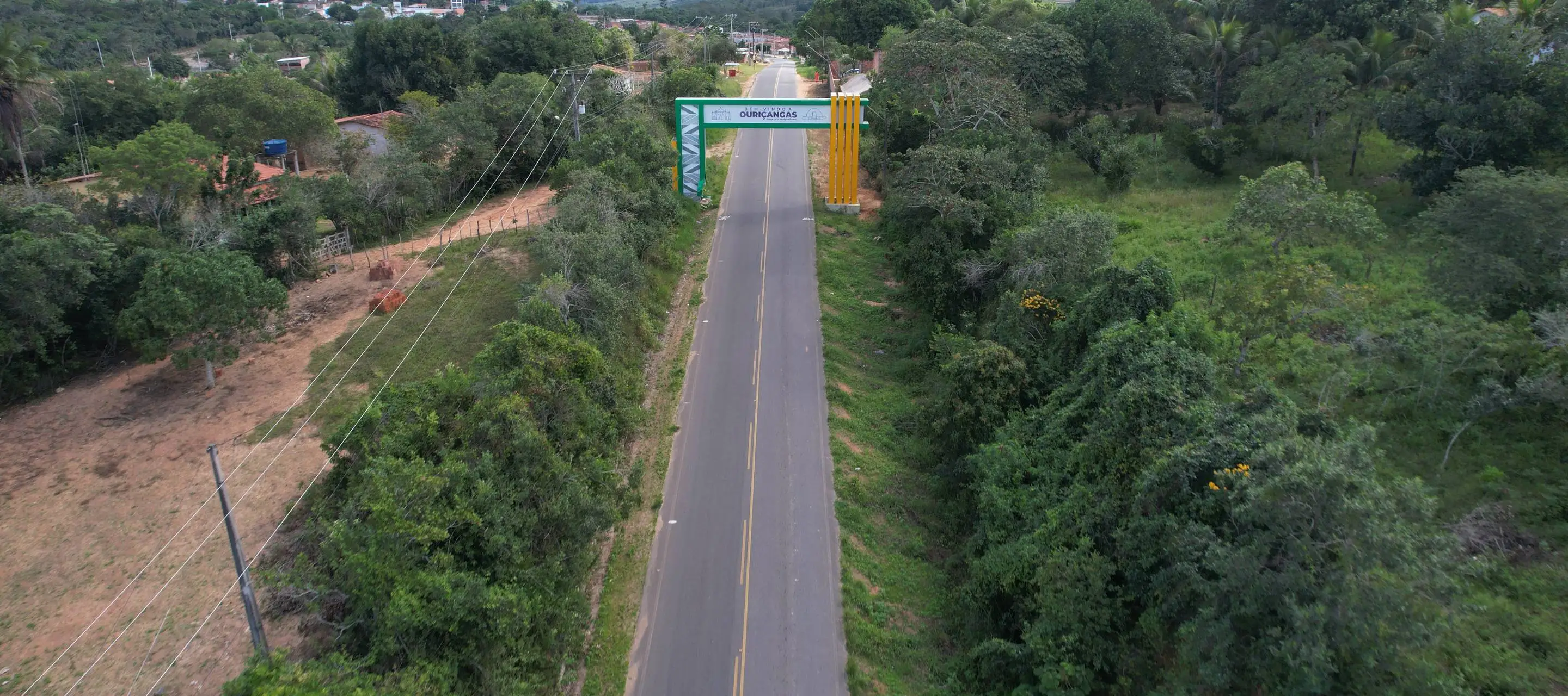Vista aérea da estrada de acesso a Ouriçangas, na Bahia